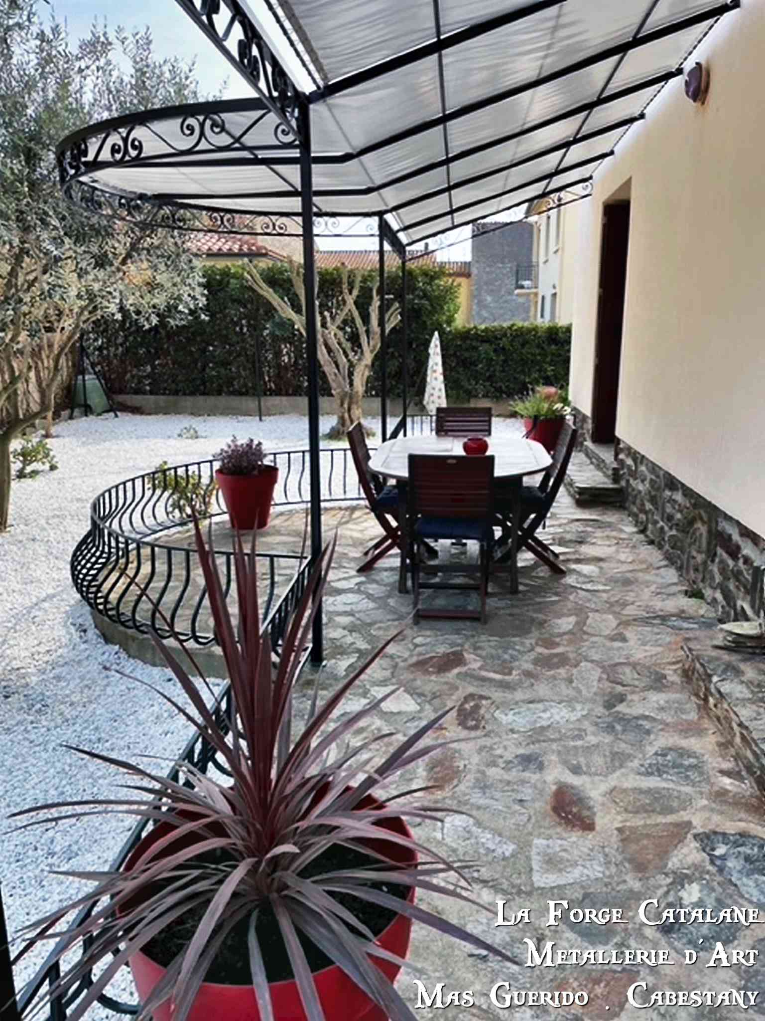 Pergola cintree frise volutes bache forge catalane.jpg